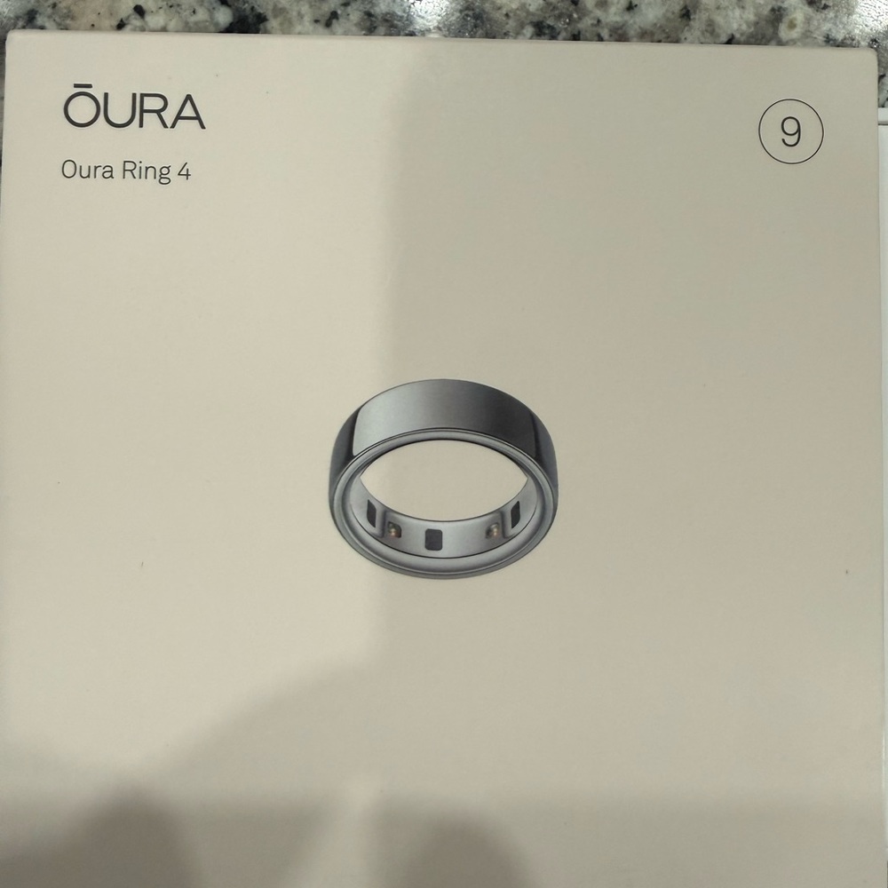 Oura Ring 4 - Sleek Silver Design